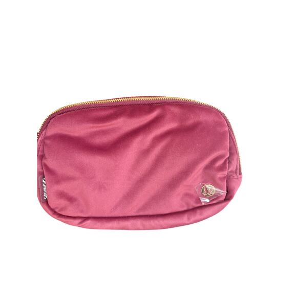 NWT Lululemon Everywhere Belt Bag 1L Velour Wine‎ Berry/Gold - Picture 4 of 5